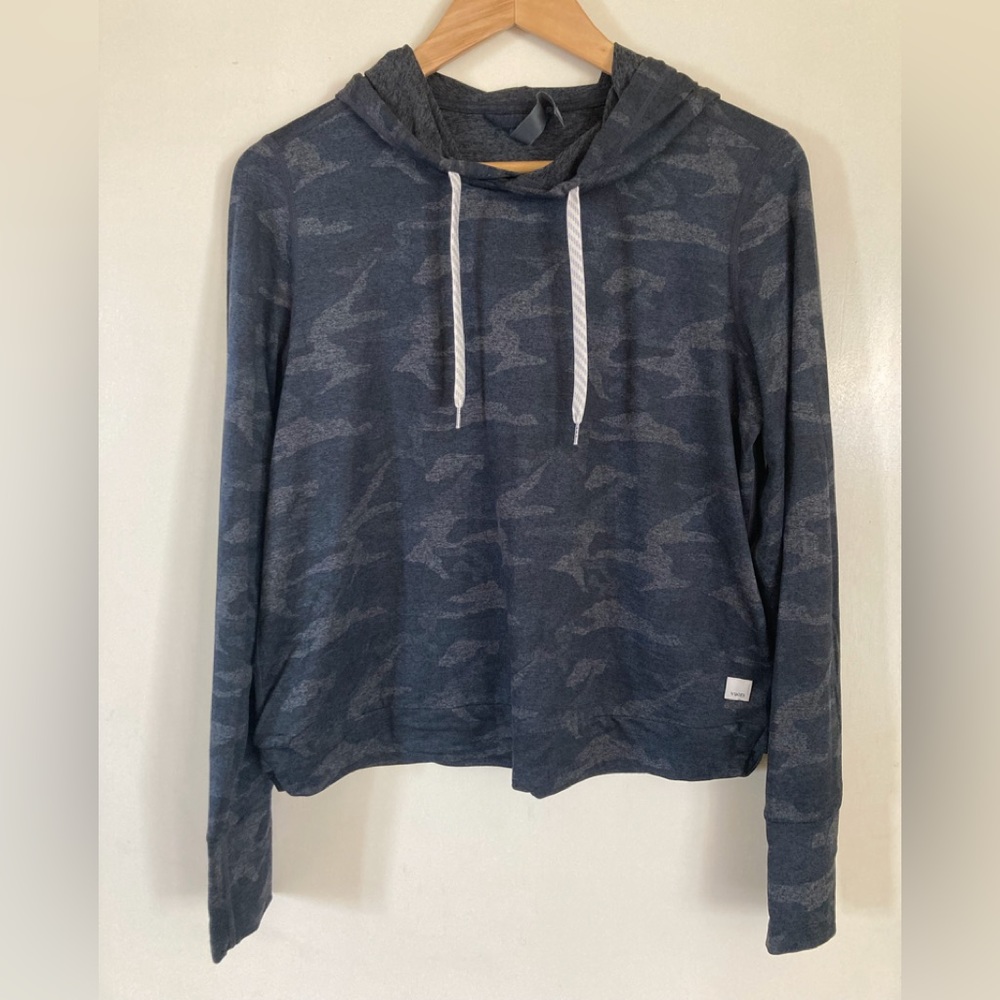Vuori cropped hoodie - dark camo print